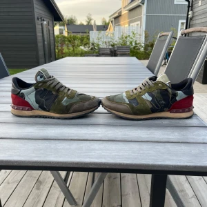 Valentino Rockrunners  - Tjena, säljer riktigt feta Valentino Rockrunners! Det är använda men har mycket kvar och ge! Lite små defekter runt hela, därav priset.