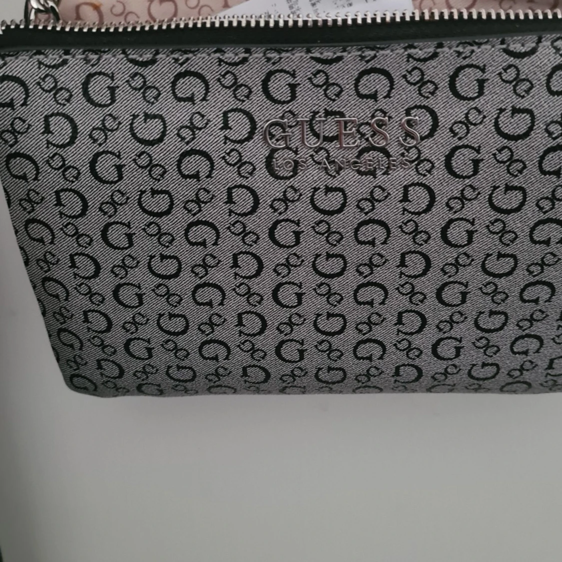 Grå axelväska från Guess med kedjerem - 2