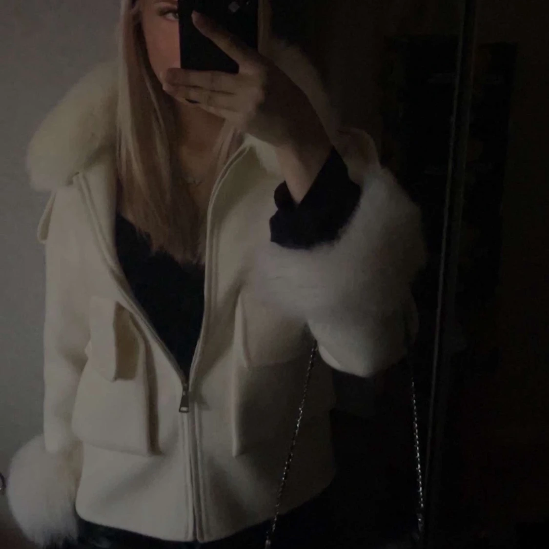 Off-white jacka med fuskpälsdetaljer