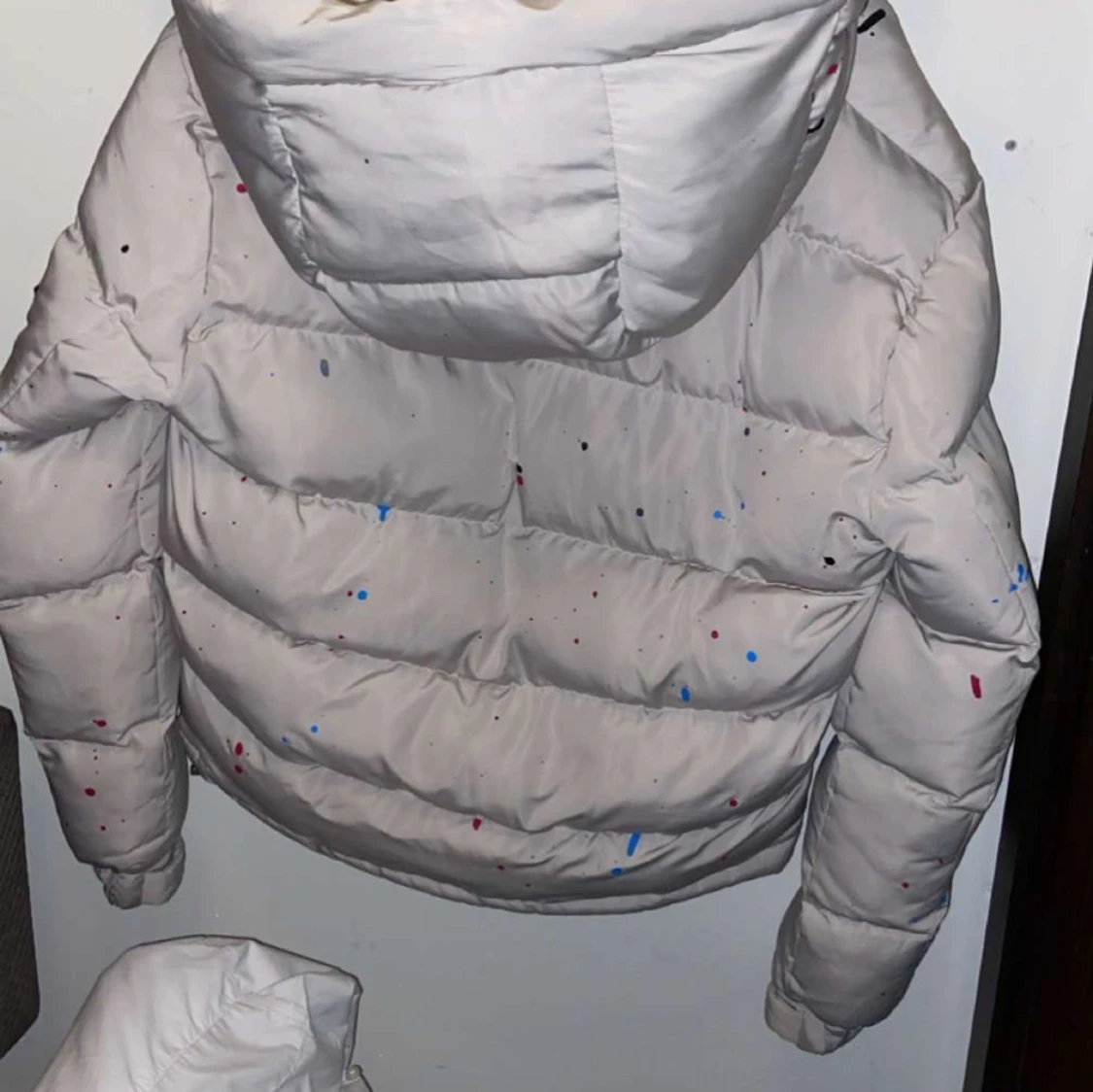 Vit pufferjacka med färgstänk från NVLTY - 1