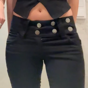 Unika utsvängda jeans  - Skitcoola jeans med knapp stängning, utsydda av mig(se bild 2 & 3) 💞 Verkligen ett unikt par, som tyvärr är lite för små för mig, därav säljer jag dem. Skulle säga att de passar XS & S beroende på hur tight man vill ha de. Skriv privat för fler bilder eller frågor!