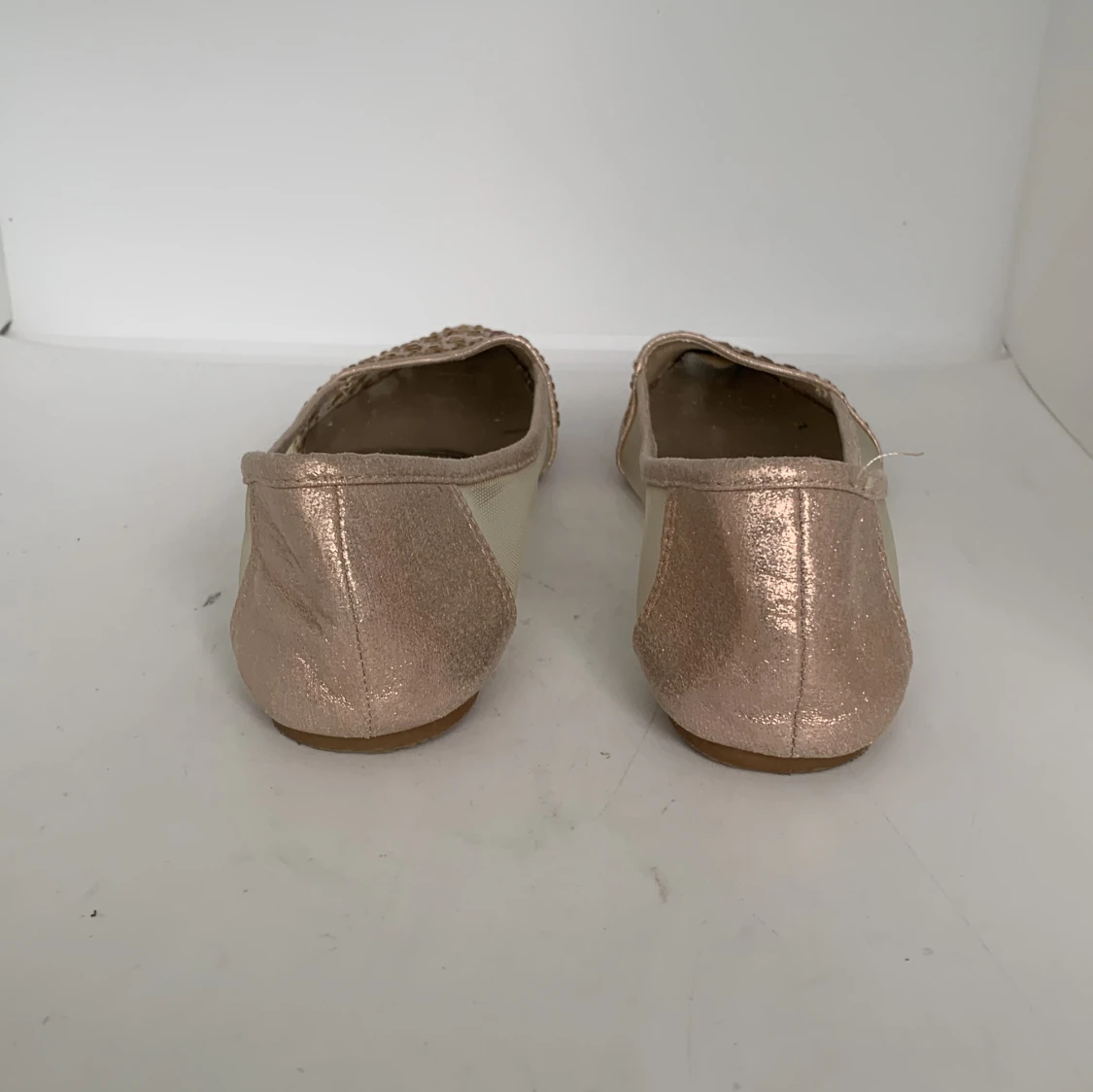 Glittriga ballerinaskor i guld med nitar - 1