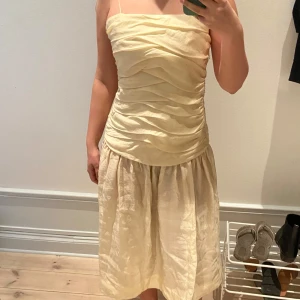 Ljusgul klänning med tunna axelband från Zara - Otroligt fin klänning! Har klänningen i både S och M. Ordinarie pris 859kr   Aldrig använda. Lapp finns kvar