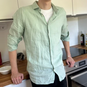 Linneskjorta från Brothers - En linneskjorta från Brothers (Riley), tillverkad i 100 % linne. Endast använd en gång vid en födelsedag och i nyskick utan några tecken på slitage. Ordinare pris: 899 kr