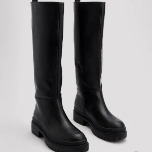 Svarta höga boots!! - Anvädn få tal gånger men i gott skick!!😽