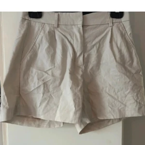 Beiga shorts - Ett par jätte fina härliga tunna shorts! Aldrig använda 🩷