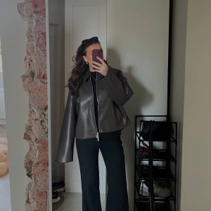 Brun skinnjacka med dragkedja - Säljer en brun skinnjacka från Carin Wester med oversized passform och dragkedja framtill. Jackan har långa ärmar, klassisk krage och två fickor på sidorna. Nypris 1000kr