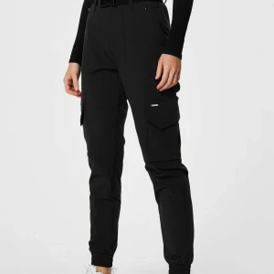 Svarta cargopants AIMN - Cargo byxor från AIM’N, Bianca Ingrossos boss babe collection. Ej blivit använd så i nyskick. Skickas i förpackning.   Kika gärna in på mina andra annonser, säljer fler träningskläder och kan samfrakta!Säljer ett par svarta cargopants med elastiska benslut och flera praktiska fickor på sidorna. Byxorna har en normal passform och är perfekta för en avslappnad stil. Materialet känns slitstarkt och bekvämt.