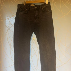 Jeans - Säljer ett par mörk grå jeans från Gina då jag rensar garderoben. Storlek 38, raka i benen och mid waist. Fint skick💕Nypris 499kr
