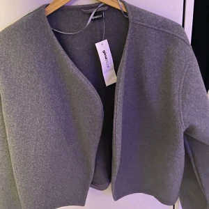 Grå croppad kavaj från Gina Tricot - I helt nytt skick 🤍