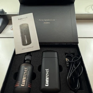 Tanrevel Tanning Device Kit - Säljer detta tanrevel pack. Endast använd fåtal gånger. Allt funkar bra och är i fin kvalité. Cirka 50% kvar av tanning liquid flaskan kvar som ni ser på bild 2.