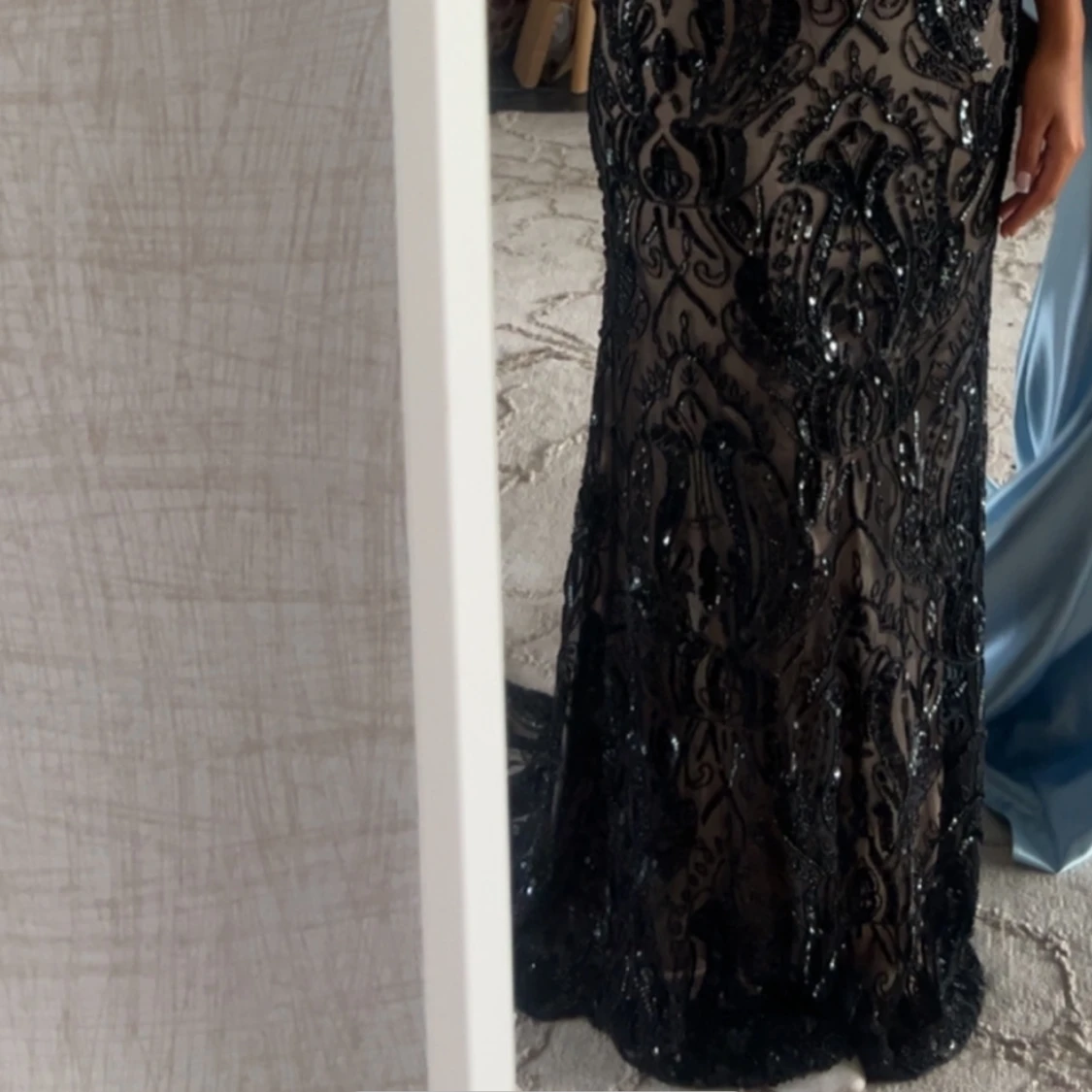 Svart långklänning med paljetter och öppen rygg - 2