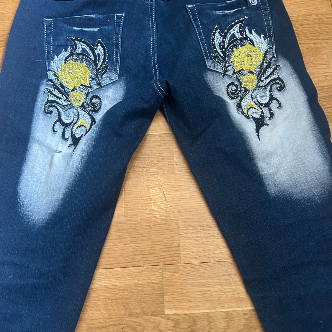 Blå jeansbyxor med broderad detalj från Crazy Age - 4