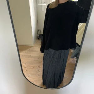 Mörkblå långkjol - Säljer dennan mörkblå långkjol med prickigt mönster. Funkar även som klänning om man skulle vilja! Skulle säga att den är runt storlek M men kan variera då det är resor i midjan. Hör av er vid frågor!🫶🏻