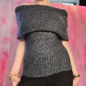Mörkgrå offshoulder stickad tröja - Säljer en mörkgrå stickad tröja med bred offshoulder-krage. Tröjan är ribbstickad nertill och har en figurnära passform. Perfekt för dig som vill ha en trendig och mysig look. SÅ HIMLA SNYGG OCH TRENDIG!!!!! Har sytt denna själv så är inte helt 100 på jag vill sälja 🩷 säljer endast till bra pris 🩷 SNYGGASTE jag vet! Priset är inte hugget i sten men säljer inte för dålig bud!
