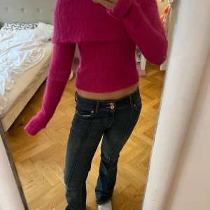 rosa stickad tröja  - Säljer em stickad tröja från mng. Tröjan är croppad med lång ärm och har en bred, unik nedvikt krage. Perfekt för dig som vill ha något färgstarkt och trendigt i garderoben. säljer för 120kr