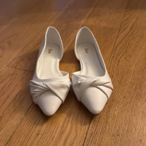 Vita ballerinaskor med knutdetalj - Snygga vita ballerinaskor från shein som är för små för mig. Helt oanvända 