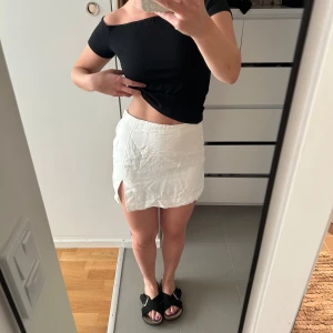 Vit linnekjol från H&M - Söt linnekjol med liten slits och dragkedja på sidan, från H&M 💖