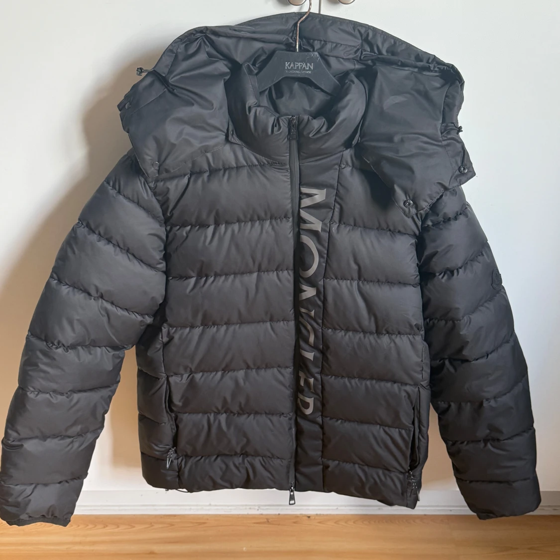 Svart pufferjacka från Moncler