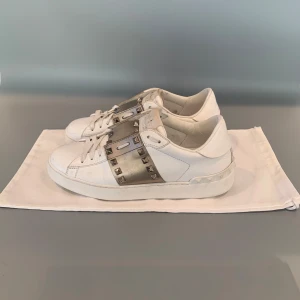 Valentino Open Skor - Hej, säljer nu dessa väldigt fina Valentinos i otroligt bra skick, dom är självklart äkta! Säljer eftersom dom inte kommer till användning💗