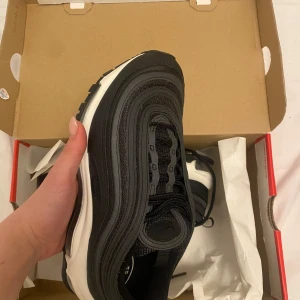 Nike Air Max 97 - Säljer dessa Nike skor som ser nästan helt oanvända ut. Endast lite märken där bak, kolla på slide 2. Tveka inte att ställa frågor💗 orgpris: 1950kr