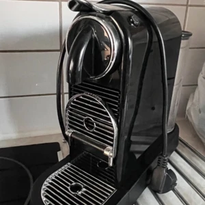 Nespresso CitiZ  - Jag säljer min kaffemaskin från Nespresso (modell CitiZ) som funkar felfritt. Den är stilren, tar lite plats och gör riktigt gott kaffe snabbt. Perfekt för dig som gillar en enkel kopp på morgonen utan krångel.  Använder Nespresso-kapslar Snabb uppvärmning Enkel att rengöra Snygg design i svart med kromdetaljer  Jag har inte använt den så mycket på sistone, så nu får den hitta ett nytt hem istället för att stå och damma.  Endast frakt! 🚫 Kapslar ingår inte.  Skriv för intresse! 