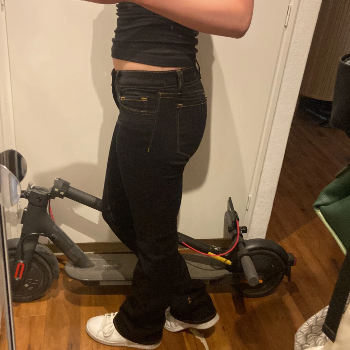 MÖRK-blåa bootcut jeans - 1