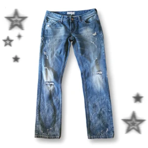 Vintage jeans  - Vintage jeans med snygga detaljer köpta secondhand men har inte använt då de inte passade, annars finns inga defekter 👍  Ben insida 77 cm Ben utsida 98 cm Midja runt 84 cm