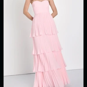 Ljusrosa axelbandslös långklänning med volanger - Säljer en ljusrosa långklänning med volanger. Perfekt för bal eller bröllop. Klänningen är aldrig använd och endast testad (med prislapp!!)💛🩷