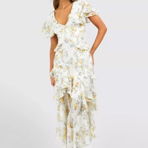 Boohoo klänning - Säljer denna fina klänning från Boohoo i storlek 40, passar som en M! Köpt för 880kr. Nyskick med lapp💕