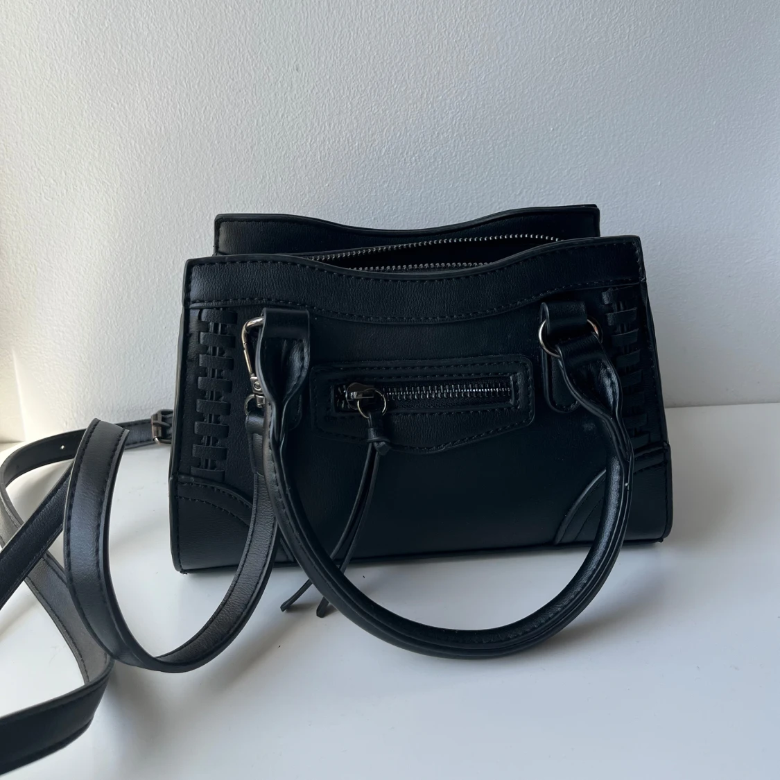 Svart axelväska från Gina Tricot