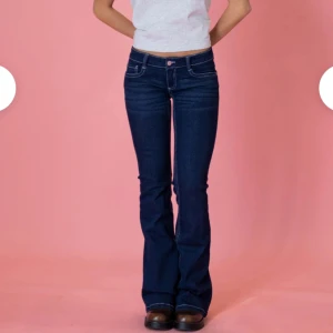 ULTRA lågmidjade byxor  - Sjukt snygga ultra lågmidjade jenas. Dom är jätte lågmidjade. Svåra att få tag på sånna 😍 Nyskick! 