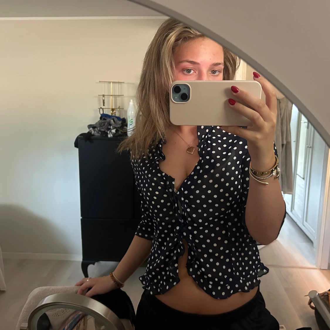 Mörkblå prickig blus med knyt