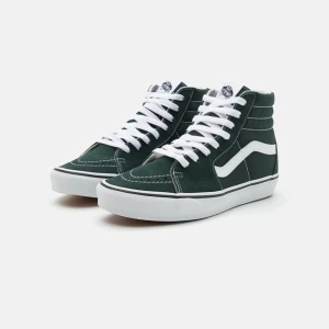 Mörkgröna Vans Sk8-Hi sneakers - Säljer dessa jätte fina vans skor. Använda max 5 ggr, så därmed i ny skick. Skriv för egna bilder! Säljer för 549+frakt, kan tänka mig gå ner i pris vid snabb affär💗