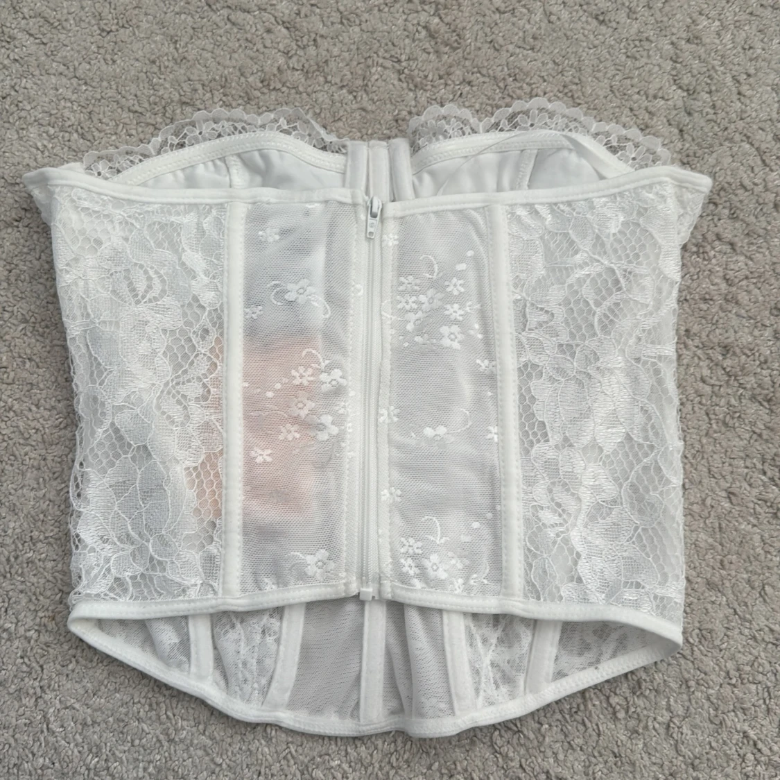 Vit spetskorsett med dragkedja - 1