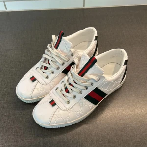 Gucci ace skor  - Inprincip oanvända gucci ace skor, riktigt fräscha och passar bra nu till sommaren. Storlek 43/42. Priset kan diskuteras, hör av er vid frågor! Även öppen emot byten t något i bra skick och storlek 43 eller 44
