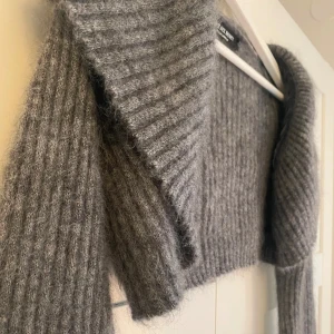 Grå bolero - Superfin Grå Mohair bolero från Love Sex Money som tyvärr är för kort i armarna för mig. Storlek S/XS