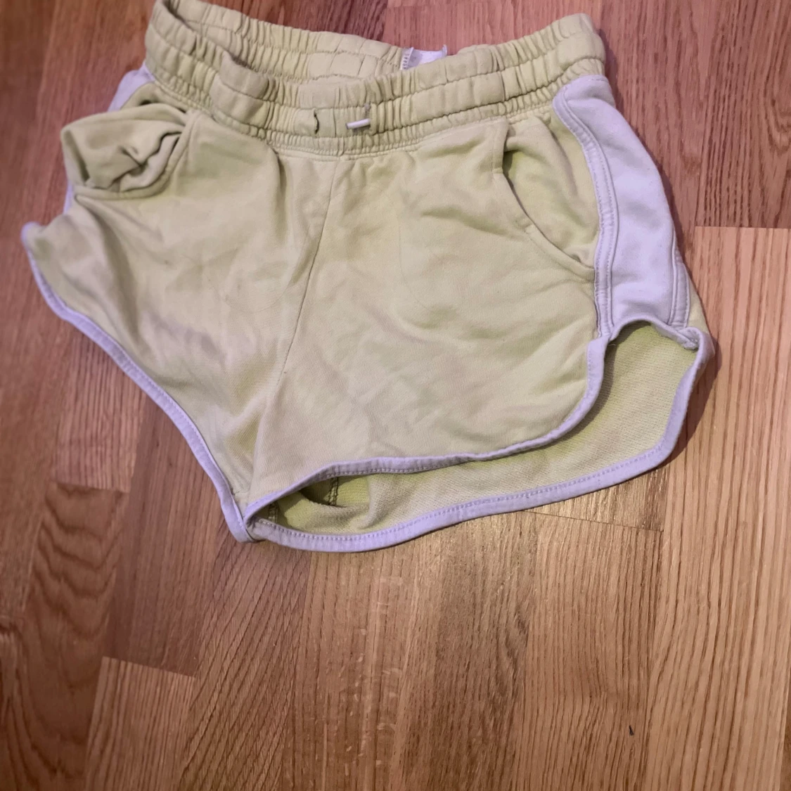Ljusgula sportiga shorts med vit kant - 2