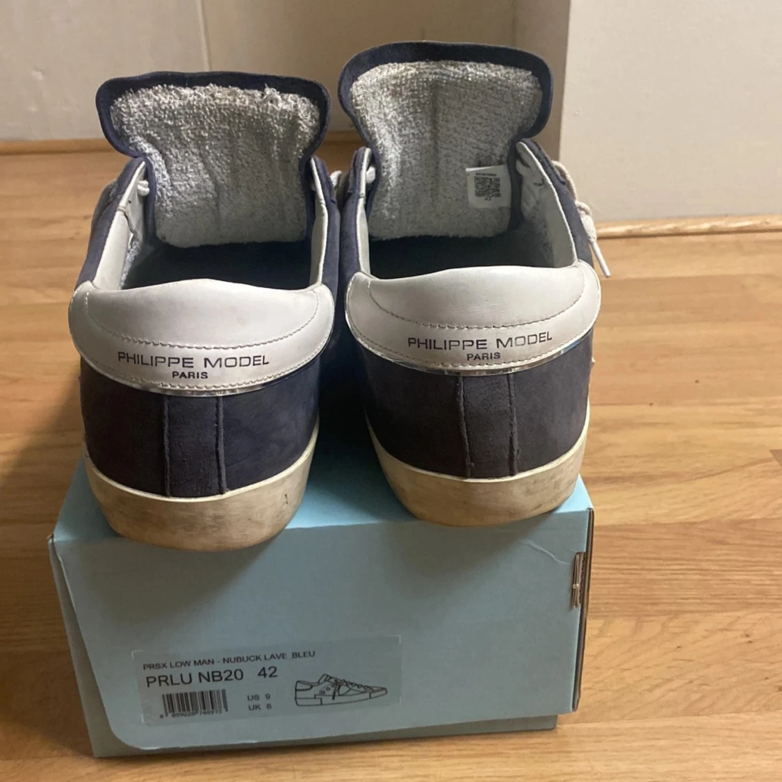 Mörkblå Philippe Model i mocka bytes/säljes - 2