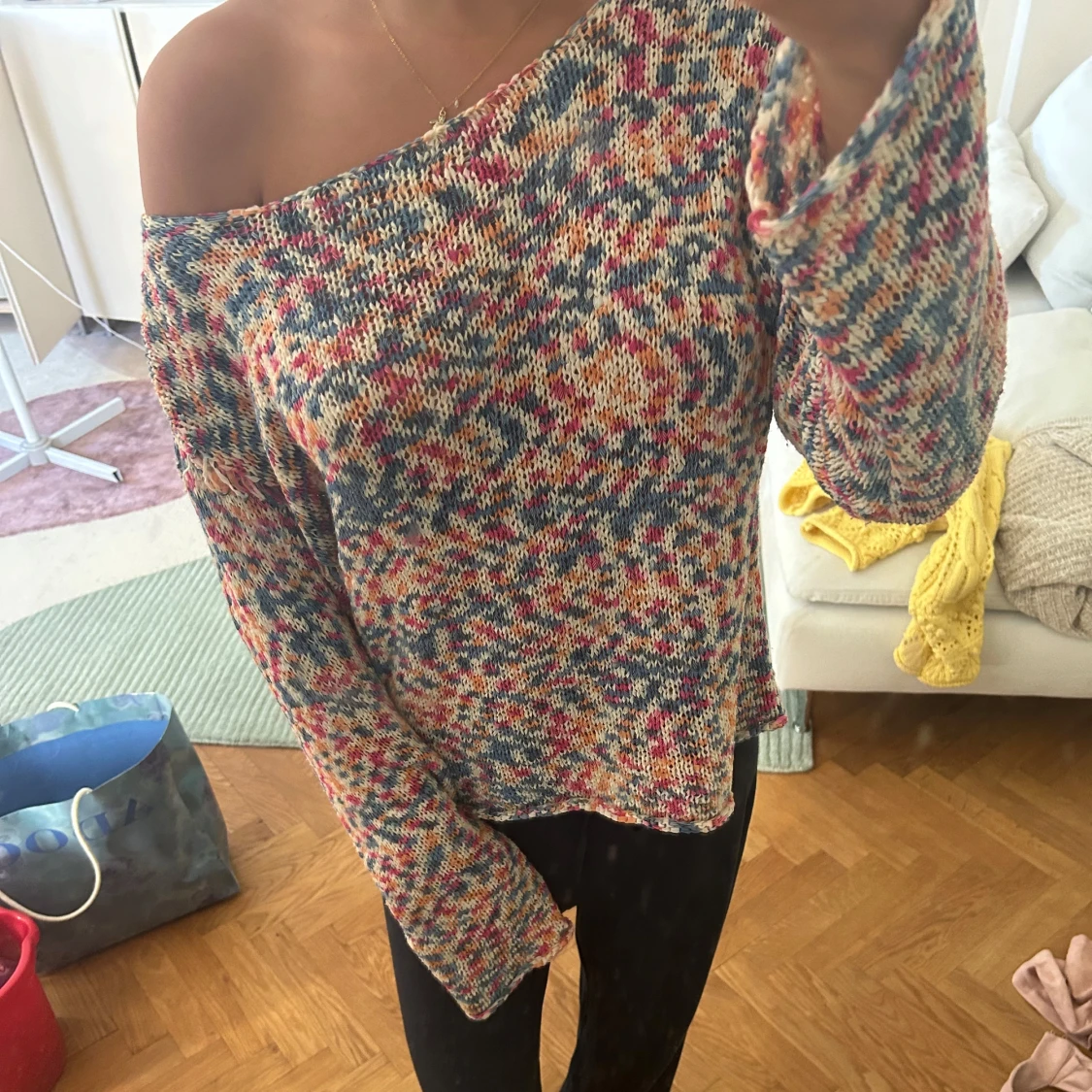 Färgglad stickad offshoulder-tröja - 2