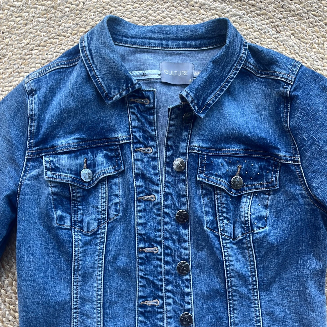 Blå jeansjacka med nitar från Culture - 1