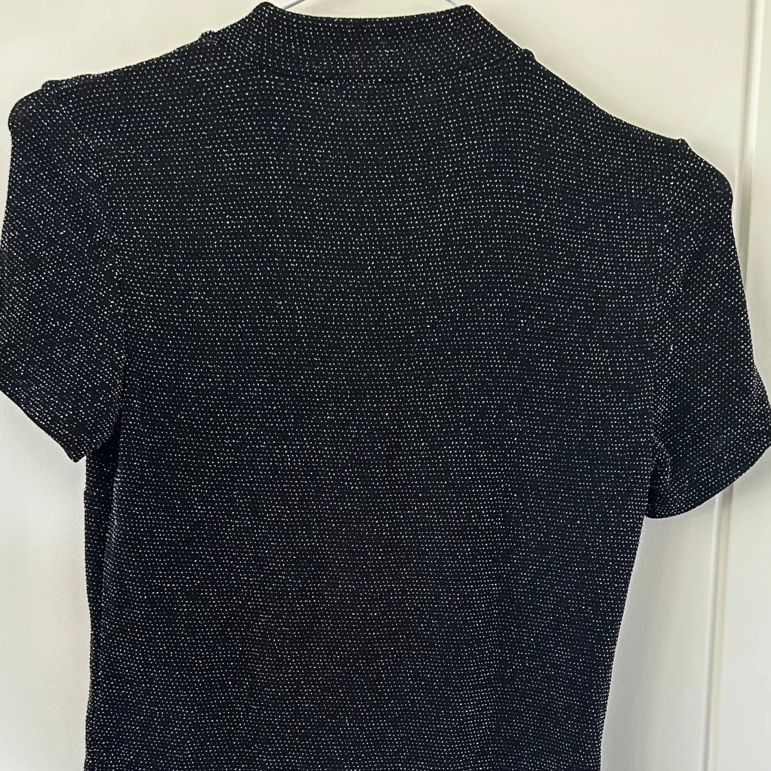 Glittrig svart topp från Monki - 1