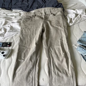 Grå jeans från Zara med raka ben - Säljer ett par grå jeans från Zara med klassisk femficksdesign och raka ben. Jeansen har knappgylf, bälteshällor och är tillverkade i ett mjukt bomullsmaterial. Perfekta för dig som gillar en clean och enkel look. Storlek 32/32. Något ”baggy” i stilen. 