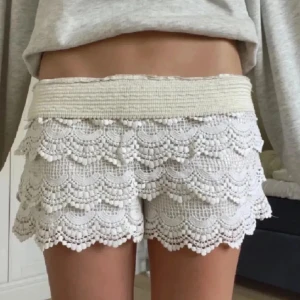 Spets shorts  - Supersnygga, virkade spets-shorts. Köpta i Grekland, så finns inte att få tag på i Sverige🩷 Strl är L men de är väldigt små i storleken, så de passar XS-S !!