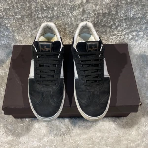 Valentino flycrew - Valentino garvani flycrew skor | skick 9/10 skulle bara behövas en tvätt | 21/22 nitar kvar | defekter? Ändast mockan skulle behövas fräschas upp | vid köp medföljs endast box! Hör av er vid frågor eller funderingar!