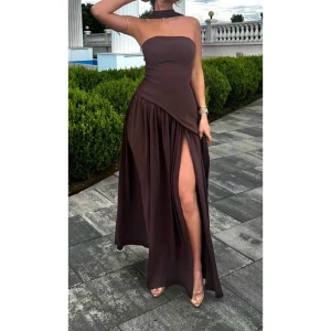 Babyboo brun klänning  - Säljer denna otroligt fina och eleganta klänning från babyboo i storlek XS/S,endast använd en gång, såden är i mycket bra skick. Pris kan diskuteras✨