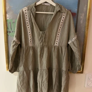 Grön kortklänning med spets från Zara - Supersöt ljusgrön klänning från Zara med v-ringning och knyt framtill, perfekt till stranden!