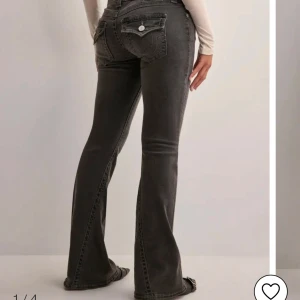 True religion jeans - Säljer mina grå true religion jeans då de är en aning korta för mig som är 176 cm med långa ben💕de är strl 27 o knappt använda! Går att få fler bilder! Nypris 1299