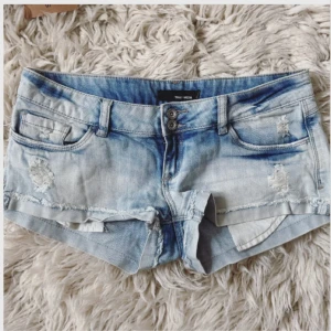 Ljusblå super lowrise jeansshorts  - Midja: ca 41,5-42 cm rakt över💕Så fina! Har en pytteliten fläck som knappt märks, skriv för bild på den 