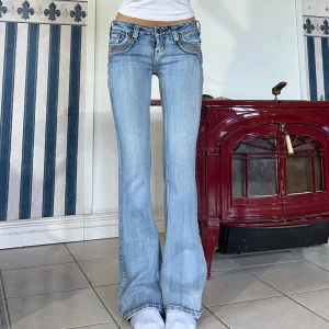 Lågmidjade jeans - Låga vintage jeans i bootcut💕 midjemått 76cm & innerbenslängd 80cm💕 stretchiga💕 jag är 165💕 obs har svag missfärgning vid benet se bild 4 & 5💕